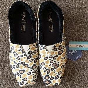 NWT! Women’s Gold Glitter Leopard Toms